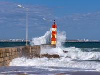 Wellengischt am Leuchtturm Cais da Solaria in Lagos